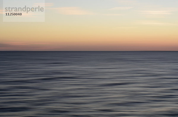 Horizont über Wasser in der Abenddämmerung