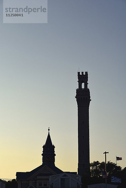 Silhouette des Denkmals von Provincetown in der Abenddämmerung