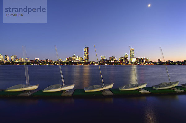 Segelboote in einer Reihe auf dem Pier  Stadtbild im Hintergrund