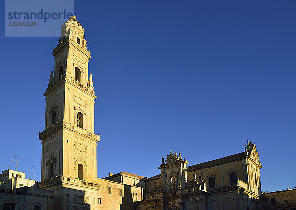 Glockenturm und Kathedrale bei klarem Himmel