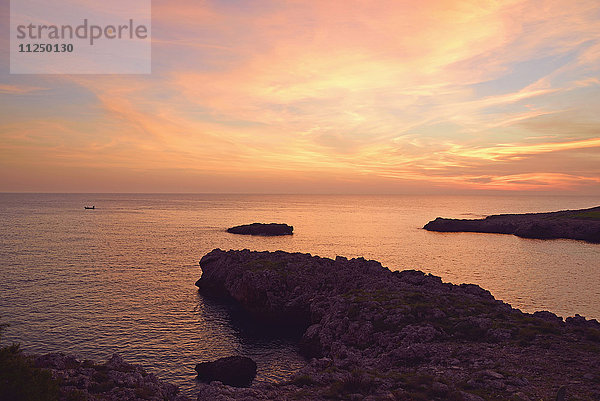 Stimmungsvoller Himmel über dem Ionischen Meer bei Sonnenuntergang