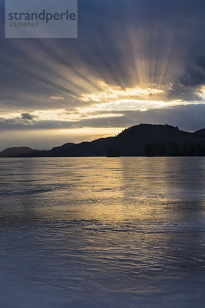 Brant Lake in der Adirondack-Region in der Abenddämmerung