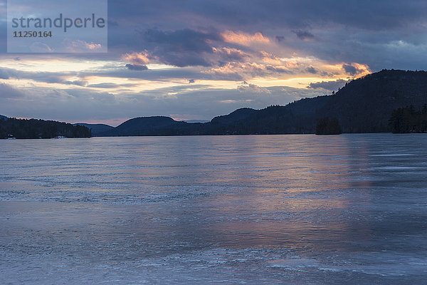 Brant Lake in der Adirondack-Region in der Abenddämmerung