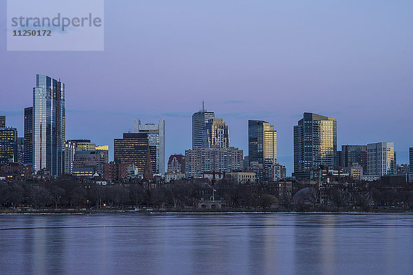 Charles River und Skyline der Innenstadt in der Abenddämmerung