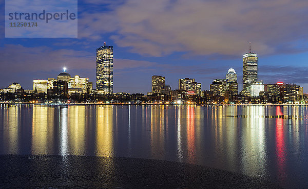 Skyline der Stadt entlang des Charles River in der Abenddämmerung