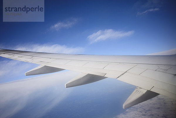 Ausgeschnittenes Bild eines Flugzeugs am Himmel