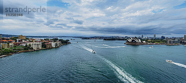 Luftaufnahme des Opernhauses von Sydney an einem bewölkten Tag