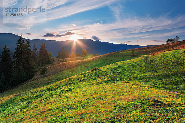 Sonnenuntergang über den Bergen