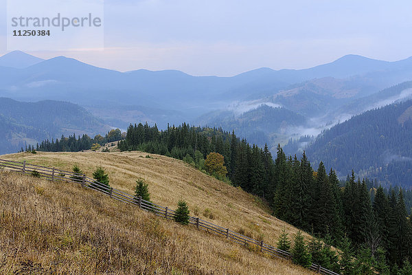 Landschaft mit Bergen