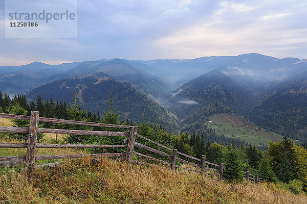 Landschaft mit Bergen und Wäldern