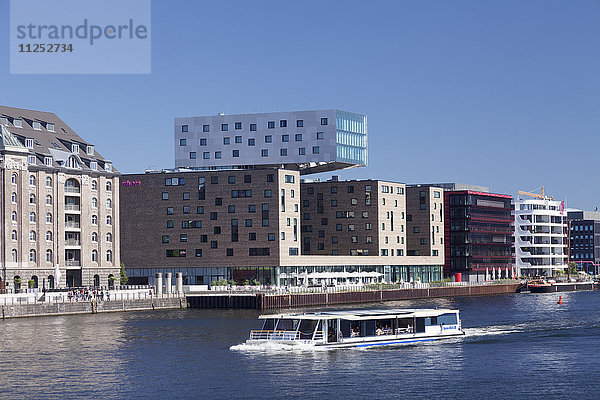Moderne Architektur entlang der Spree  Ausflugsschiff  Osthafen  Friedrichshain  Berlin  Deutschland  Europa