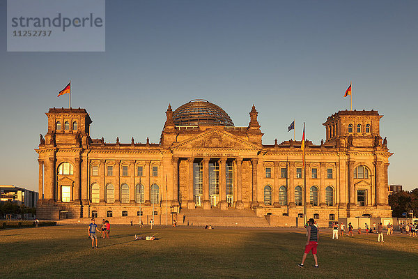 Reichstagsgebäude bei Sonnenuntergang  Die Kuppel des Architekten Norman Foster  Mitte  Berlin  Deutschland  Europa