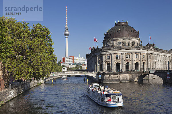Ausflugsschiff auf der Spree  Bode-Museum  Museumsinsel  UNESCO-Weltkulturerbe  Fernsehturm  Mitte  Berlin  Deutschland  Europa
