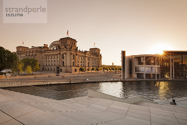 Reichstagsgebäude bei Sonnenuntergang  Das Paul-Löbe-Haus  Mitte  Berlin  Deutschland  Europa
