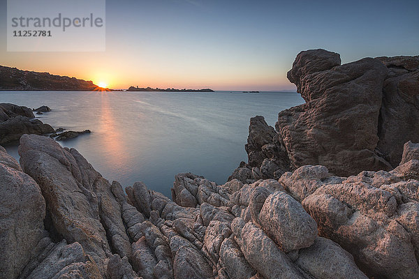 Weiße Klippen und blaues Meer eingerahmt von den Lichtern des Sonnenuntergangs Santa Teresa di Gallura  Provinz Sassari  Sardinien  Italien  Mittelmeer  Europa