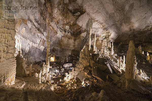 Das Naturschauspiel der Frasassi-Grotten mit scharfen Stalaktiten und Stalagmiten  Genga  Provinz Ancona  Marken  Italien  Europa