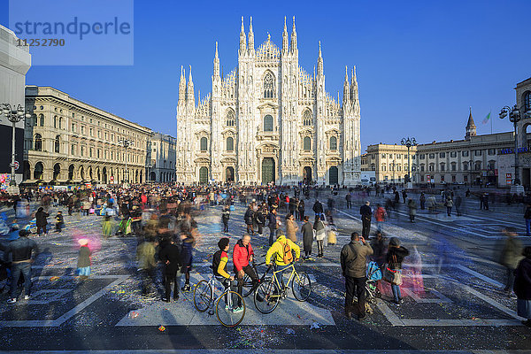 Radfahrer in der warmen Frühlingssonne vor der Fassade des gotischen Doms  Mailand  Lombardei  Italien  Europa