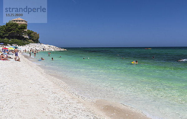 Touristen am Strand  umrahmt vom türkisfarbenen Meer  Provinz Ancona  Conero Riviera  Marken  Italien  Europa