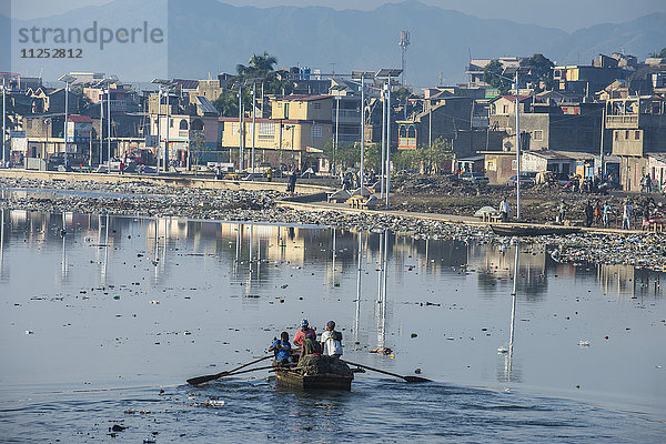 Völlig verschmutzter Fluss Mapou  der durch Cap Haitien fließt  Haiti  Karibik  Mittelamerika