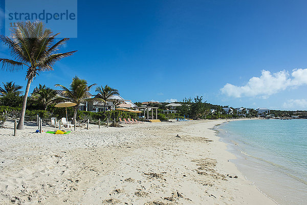 Weißer Sand und türkisfarbenes Wasser am Strand von Sapodilla  Providenciales  Turks- und Caicosinseln  Karibik  Mittelamerika