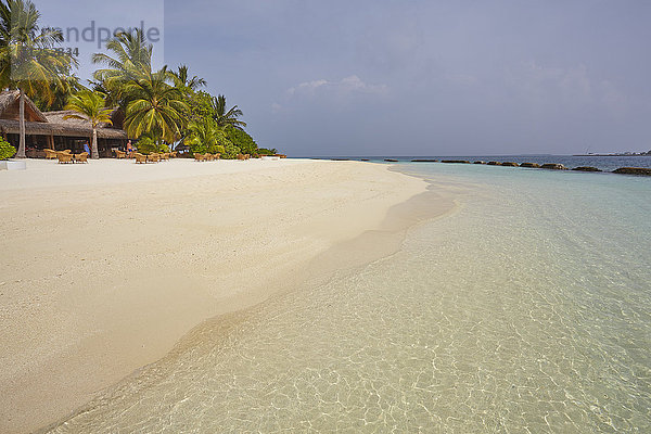 Strandszene auf der Insel Kuramathi  Rasdhoo-Atoll  Ari-Atoll  Malediven  Indischer Ozean  Asien