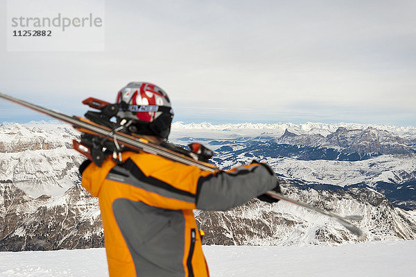 Ein Skifahrer bereitet sich auf die Abfahrt vom Gipfel der Marmolada in den Dolomiten vor  Italien  Europa