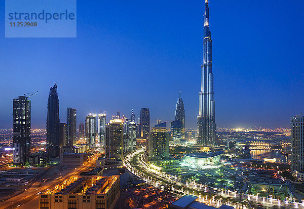 Burj Khalifa und Downtown Dubai bei Nacht  Dubai  Vereinigte Arabische Emirate  Naher Osten