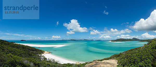 Ein Panoramablick auf den weltberühmten Whitehaven Beach auf Whitsunday Island  Queensland  Australien  Pazifik
