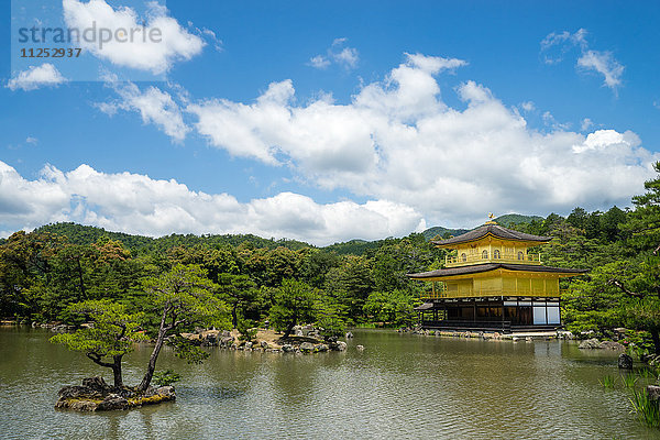 Ein friedlicher See vor dem goldenen Pavillon des Kinkaku-ji in Kyoto  Japan  Asien