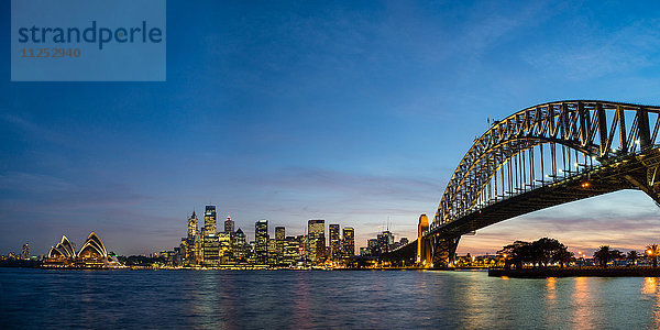 Sydney's ikonische Gebäude beleuchtet  während sich die Dämmerung über die Stadt legt  Sydney  New South Wales  Australien  Pazifik