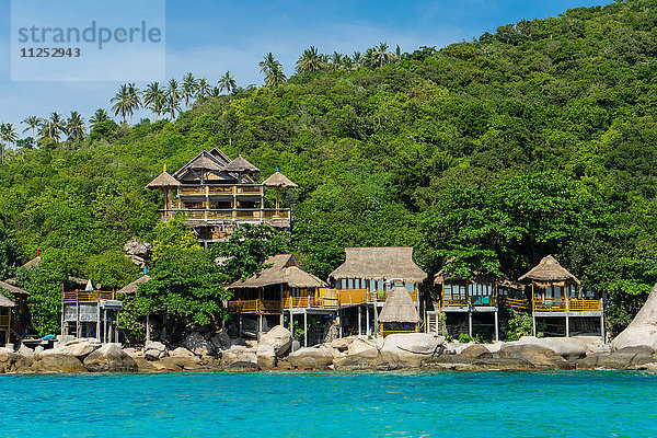 Ein traditionelles thailändisches Resort mit Blick auf türkisfarbenes Wasser auf der tropischen Insel Koh Tao  Thailand  Südostasien  Asien