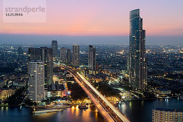 Lichtspuren und Wolkenkratzer in der Abenddämmerung  Bangkok  Thailand  Südostasien  Asien