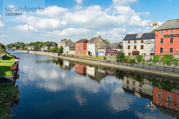 Häuser entlang eines Kanals in Kilkenny  Grafschaft Kilkenny  Leinster  Republik Irland  Europa