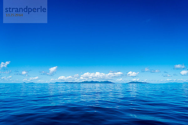 Blauer Himmel und Meer mit Inseln im Hintergrund  Queensland  Australien  Pazifik