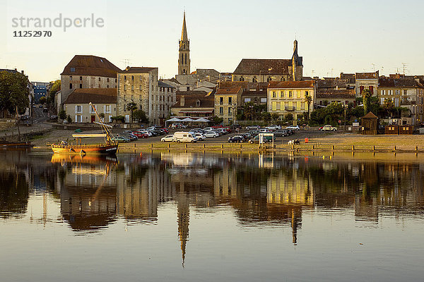 Hafen und Fluss Dordogne  Bergerac  Perigord  Aquitanien  Frankreich  Europa