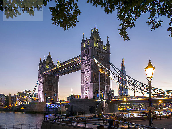 Tower Bridge und Shard in der Abenddämmerung  London  England  Vereinigtes Königreich  Europa
