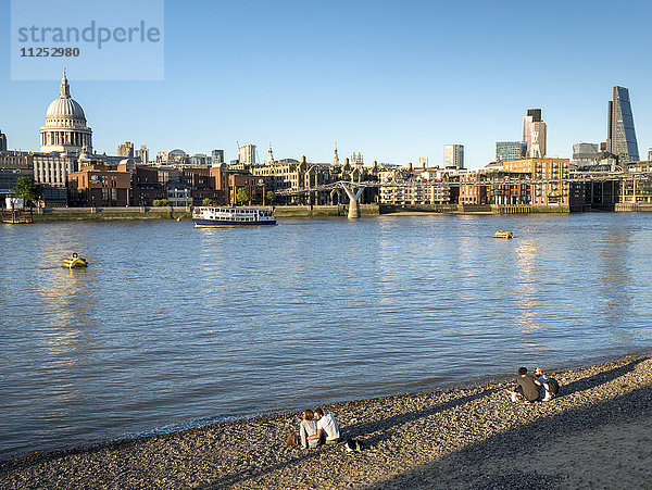 St. Pauls und die Skyline der Stadt  Strand an der Themse  London  England  Vereinigtes Königreich  Europa