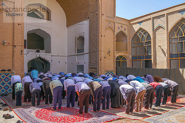 Betende Männer  Männerabteilung  Jameh-Moschee  Varzaneh  Iran  Naher Osten