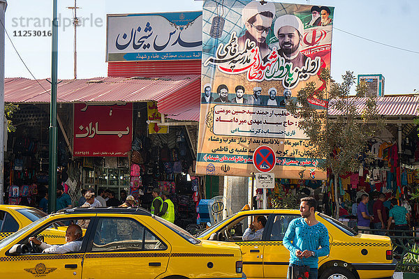 Straßenszene mit religiösem Plakat  Qom  Iran  Naher Osten