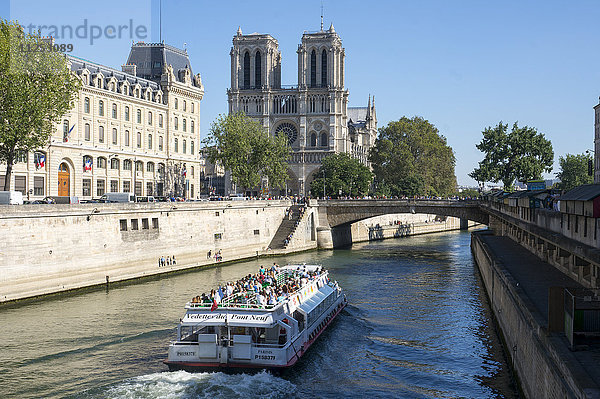 Blick auf den Fluss Seine und die Kathedrale Notre Dame  Paris  Frankreich  Europa