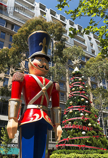 Nussknacker und Weihnachtsbaum  City Square  Melbourne  Victoria  Australien  Pazifik