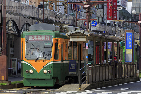 Straßenbahn  Izuro-Straße  Kagoshima-Stadt  Insel Kyushu  Japan  Asien