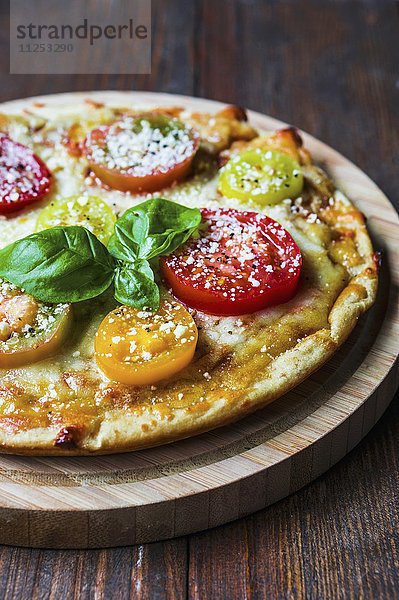 Pizza mit Tomaten  Käse und Basilikum