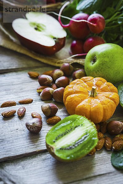 Stillleben mit Obst  Gemüse und Nüssen