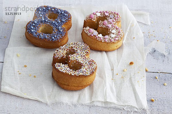 Zahlen-Muffins mit Zuckerperlen