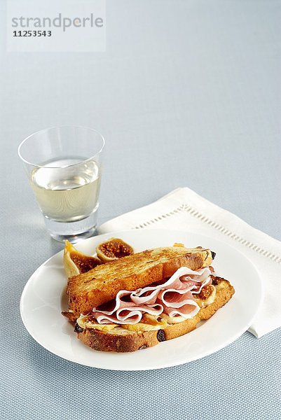 Panettone-Toast mit Rohschinken und Feigen