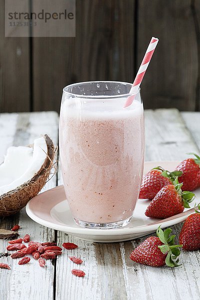 Erdbeer-Kokosmilch-Smoothie mit Gojibeeren
