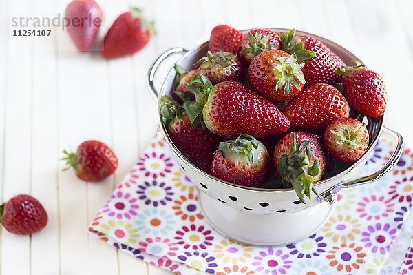 Frische Erdbeeren in Emaillesieb