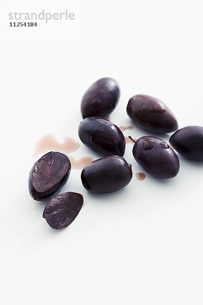 Schwarze Oliven  ganz und halbiert