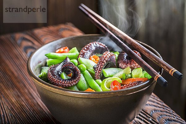 Dampfendes Gemüse mit Nudeln und Tintenfisch (Asien)